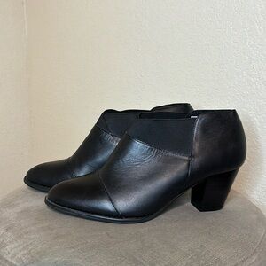 Vionic short black Booties size 10